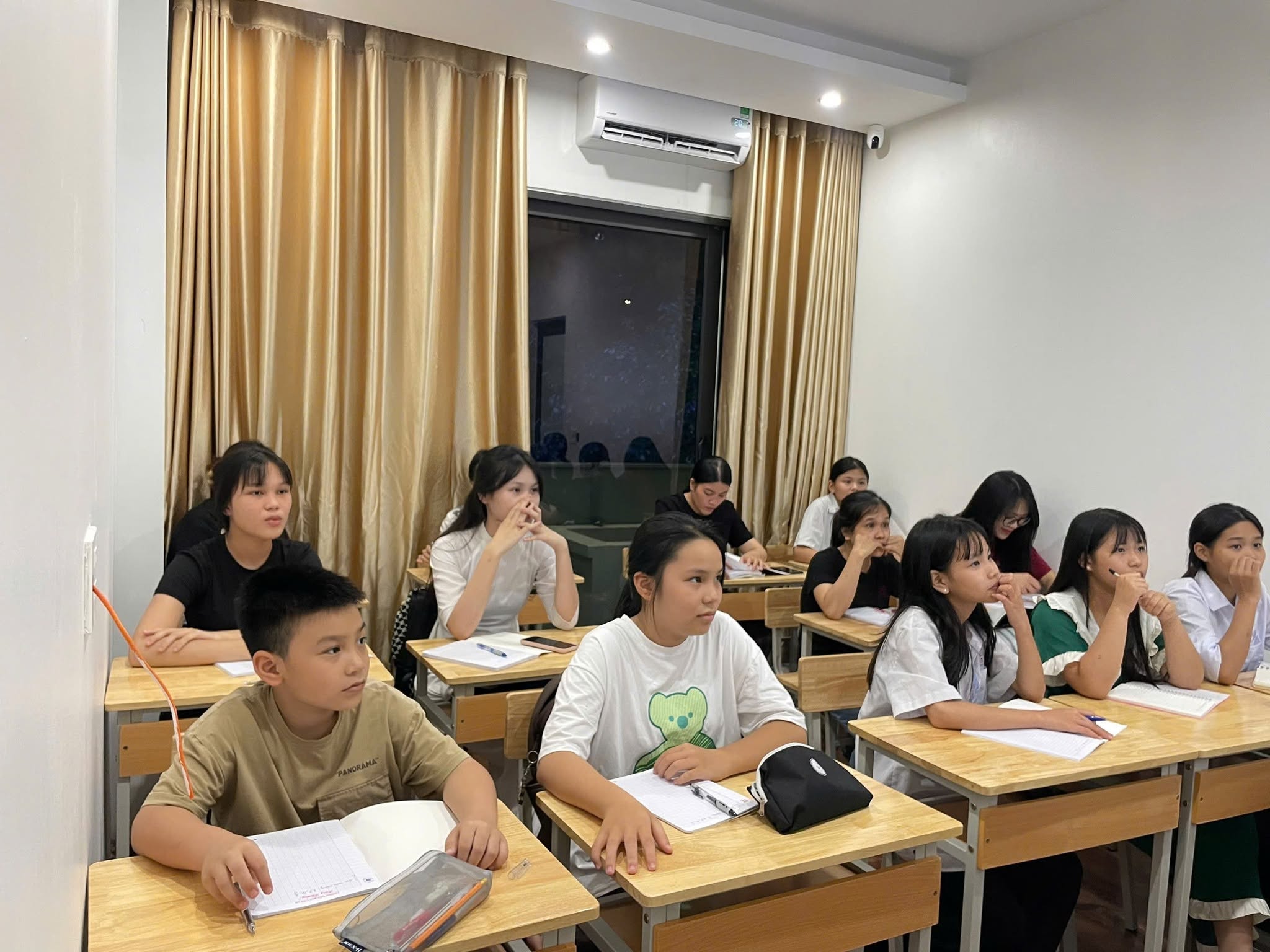 Không khí học tập thực tế tại Trung tâm tiếng Trung Tân Hoàng Huỳnh HSK