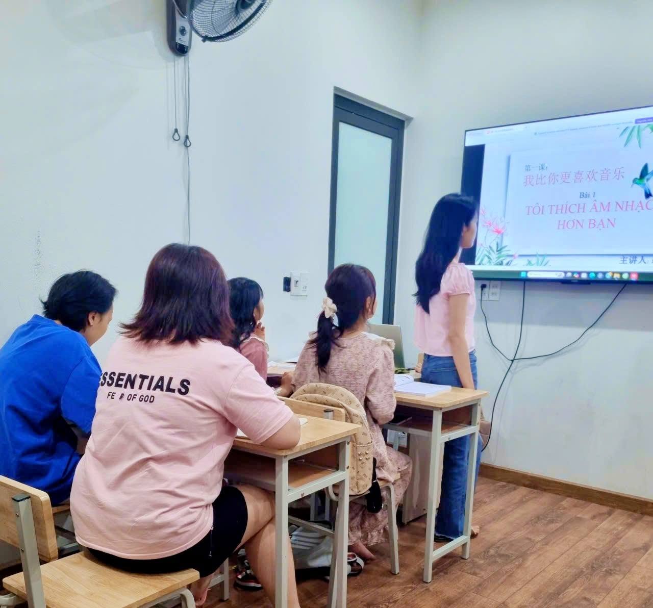 Lớp giao tiếp thực tế tại Tân Hoàng Huynh HSK