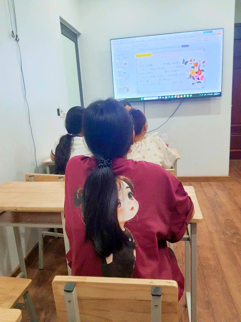 Lớp học với màn hình thông minh tại Tân Hoàng Huynh HSK
